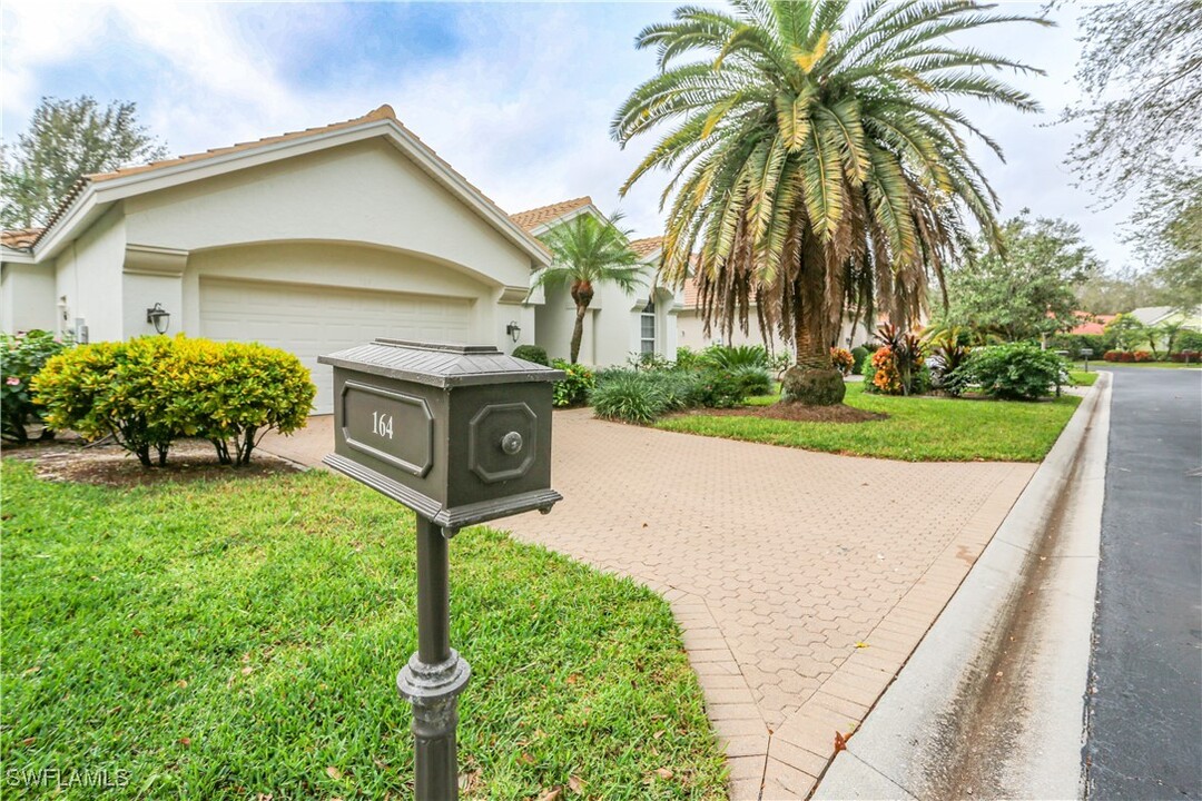 164 Spring Lake Cir in Naples, FL - Building Photo