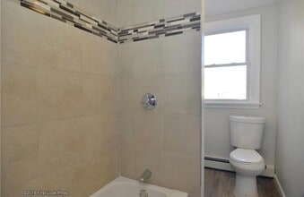 179 Valley St, Unit 3 in Central Falls, RI - Foto de edificio - Building Photo