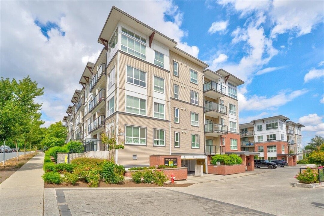 6468-195A 195A St in Surrey, BC - Building Photo