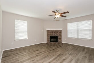 1627 Dream Catcher Way in Krum, TX - Foto de edificio - Building Photo