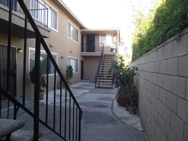 231 Grand Ave, Unit 5 in Long Beach, CA - Building Photo - Building Photo