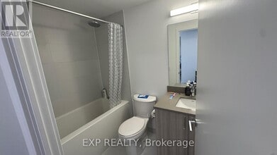 1005 Dundas St E in Oakville, ON - Building Photo - Building Photo