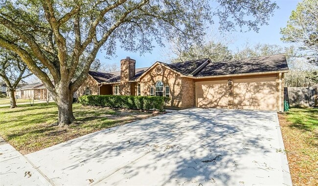 1309 Oak Hollow Dr in Friendswood, TX - Building Photo - Building Photo