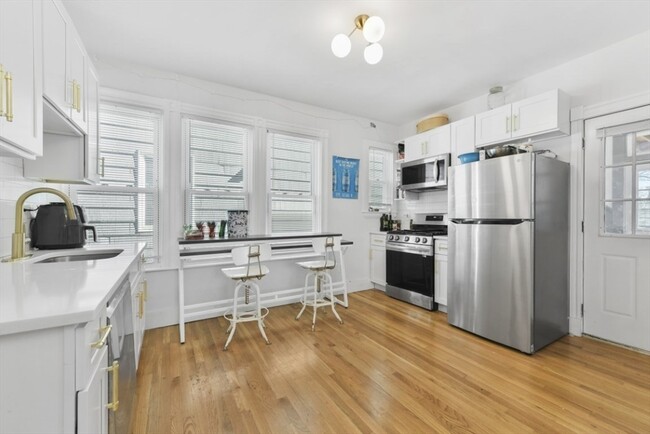893 E 4th St, Unit 2 in Boston, MA - Building Photo - Building Photo
