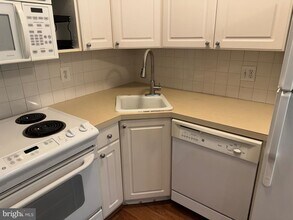 1905 N Rhodes St, Unit 39 in Arlington, VA - Building Photo - Building Photo