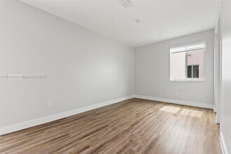 6658 NW 102nd Path in Doral, FL - Building Photo - Building Photo