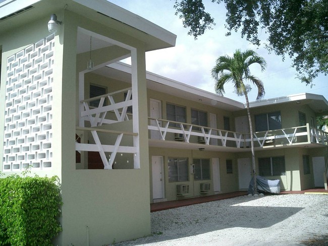 1585 NE 125th St in North Miami, FL - Foto de edificio - Building Photo