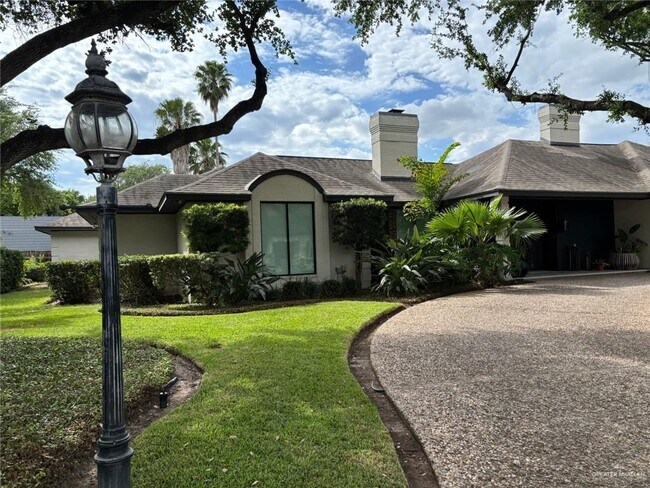 11 SW Greenbriar Square in McAllen, TX - Building Photo - Building Photo