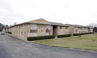 Kings Square in Dallas, TX - Building Photo