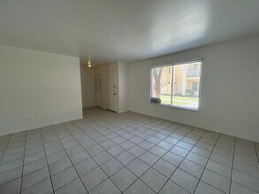 5744 N 44th Ave in Glendale, AZ - Foto de edificio - Building Photo