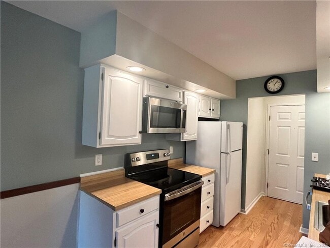 23 Canterbury Ct in Brookfield, CT - Building Photo - Building Photo