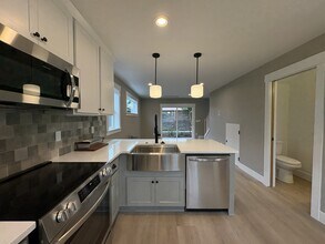 6960 NE 18th Ave in Portland, OR - Building Photo - Building Photo