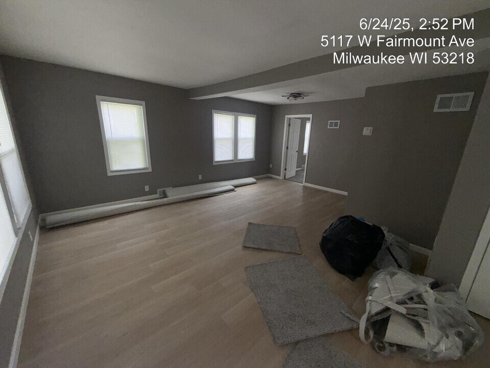 5117 W Fairmount Ave in Milwaukee, WI - Building Photo