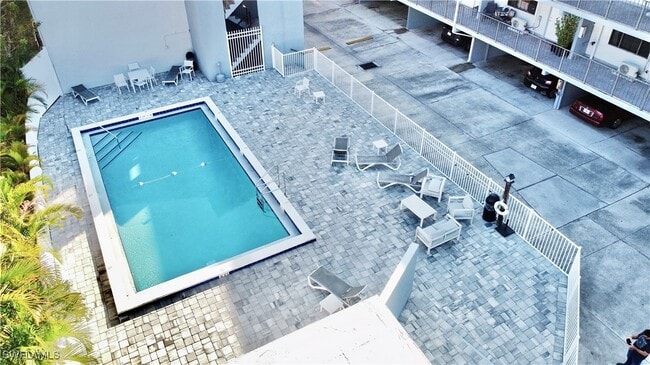 826 Wiggins Pass Rd in Naples, FL - Building Photo - Building Photo