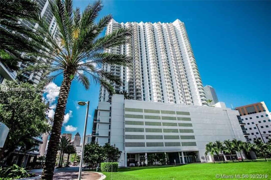 350 S Miami Ave, Unit 2702 in Miami, FL - Building Photo