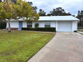 6716 Anchor Way in Sarasota, FL - Building Photo