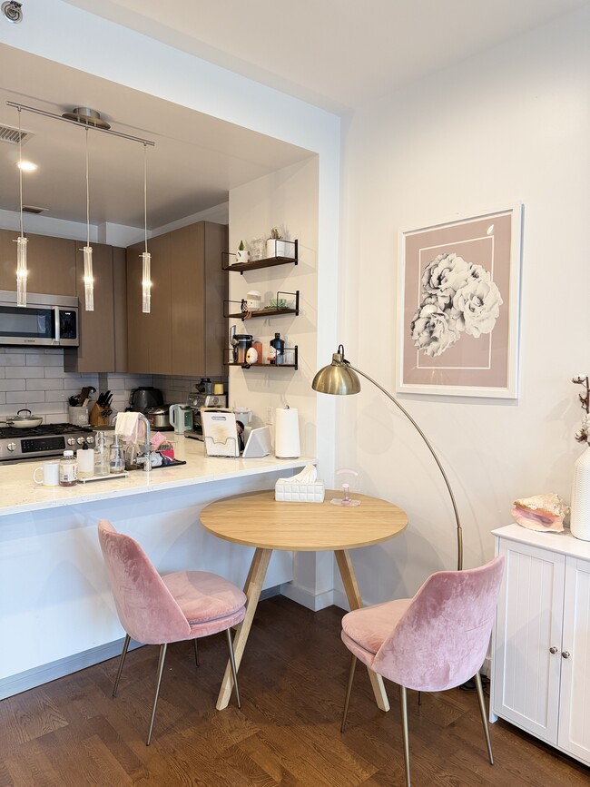 2717 42nd Rd in Long Island City, NY - Foto de edificio - Building Photo