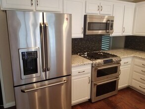 2263 Portola Ln in Westlake Village, CA - Building Photo - Building Photo