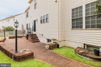 6239 Willowfield Way in Springfield, VA - Foto de edificio - Building Photo