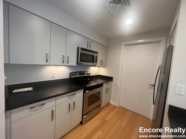 601 Albany St, Unit 601 in Boston, MA - Foto de edificio - Building Photo