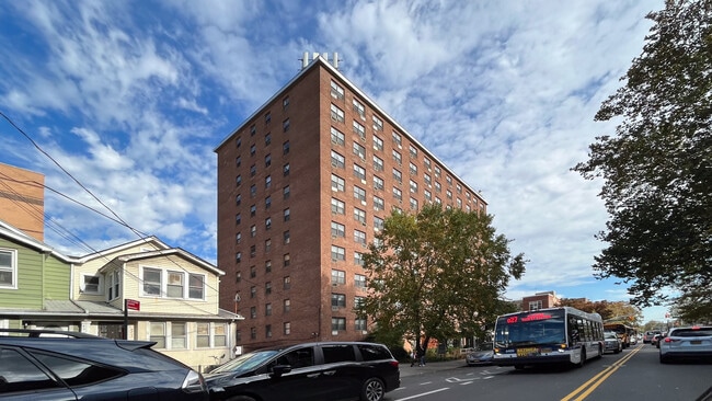 Helen R. Scheuer House in Flushing, NY - Foto de edificio - Building Photo