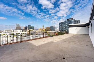 TALA Local at 719 S. Hoover Street in Los Angeles, CA - Foto de edificio - Building Photo