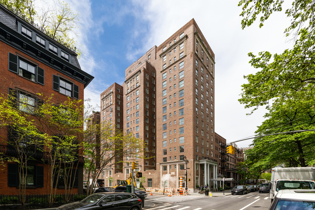 18 Gramercy Park S in New York, NY - Building Photo