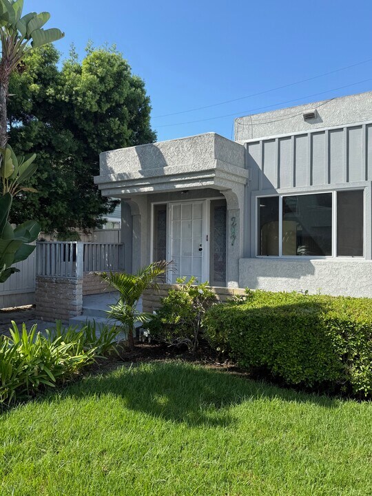 297 N Lowena Dr in Long Beach, CA - Building Photo