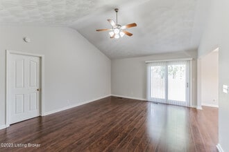 674 Helm Ln in Mount Washington, KY - Building Photo - Building Photo