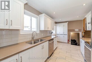 124 Courtleigh Square in Brampton, ON - Building Photo - Building Photo