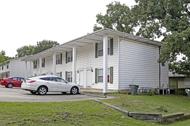 2437 N Brophy Ave in Fayetteville, AR - Foto de edificio - Building Photo