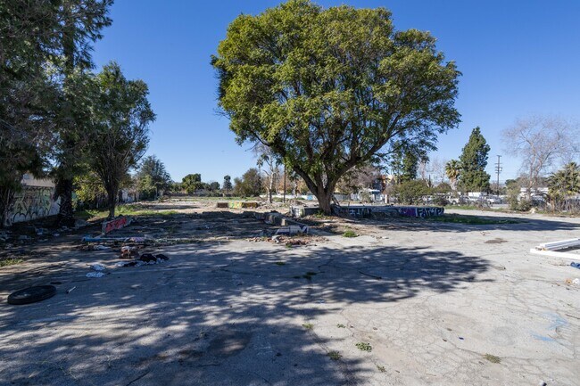 9433 Sepulveda Blvd in North Hills, CA - Building Photo - Building Photo
