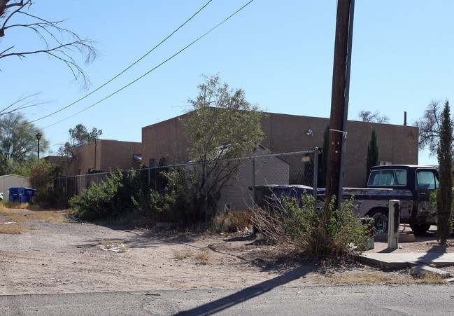 3038 N Estrella Ave in Tucson, AZ - Foto de edificio - Building Photo