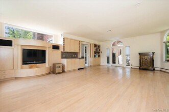 1 Parkside Dr in Great Neck, NY - Building Photo - Building Photo