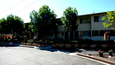 Hanson Court Apartments in Martinez, CA - Building Photo - Building Photo