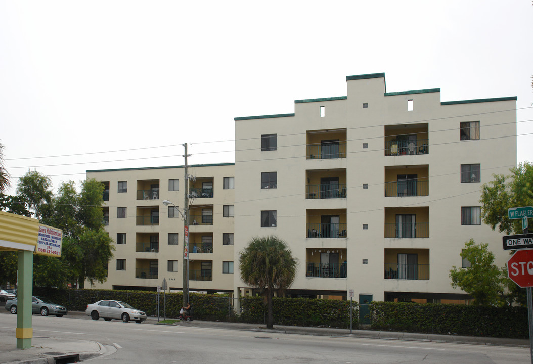 2046 W Flagler St in Miami, FL - Building Photo