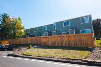 Columbia Crest Townhomes in Troutdale, OR - Building Photo - Building Photo