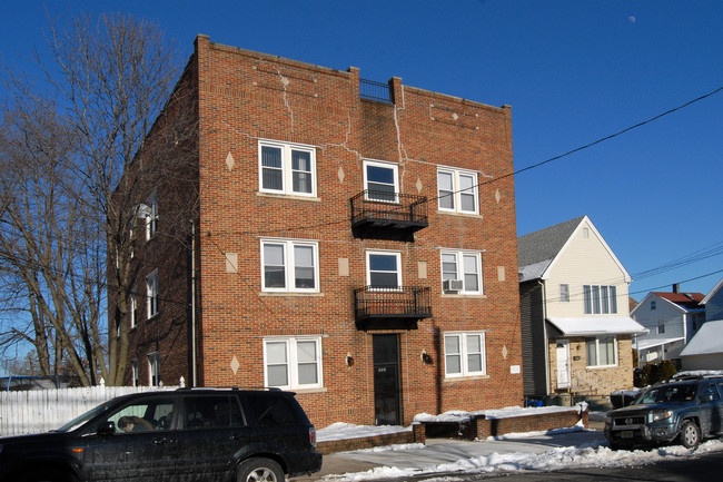 331 Fern Ave in Lyndhurst, NJ - Foto de edificio - Building Photo