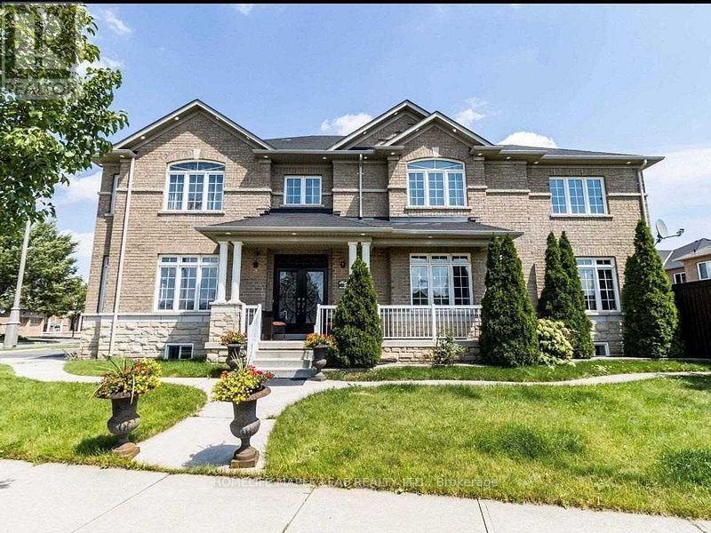 23 Alice Springs Cres in Brampton, ON - Building Photo