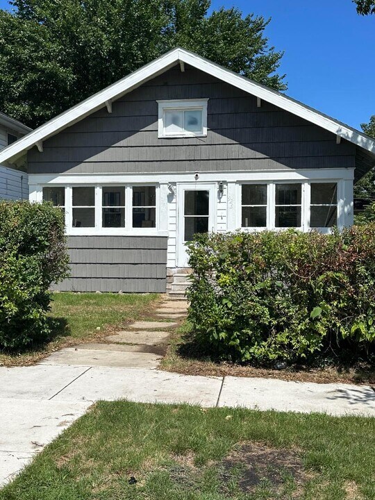 925 E Donald St in South Bend, IN - Building Photo