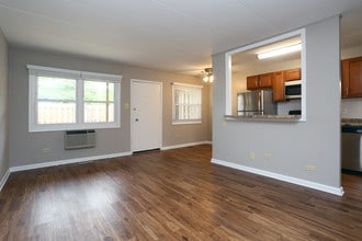 Village Park Apartments, LLC in Hoffman Estates, IL - Building Photo - Interior Photo