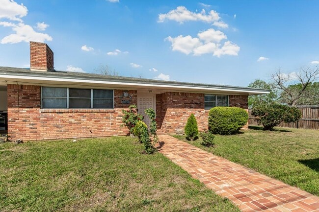 207 S Temple St in Caldwell, TX - Building Photo - Building Photo