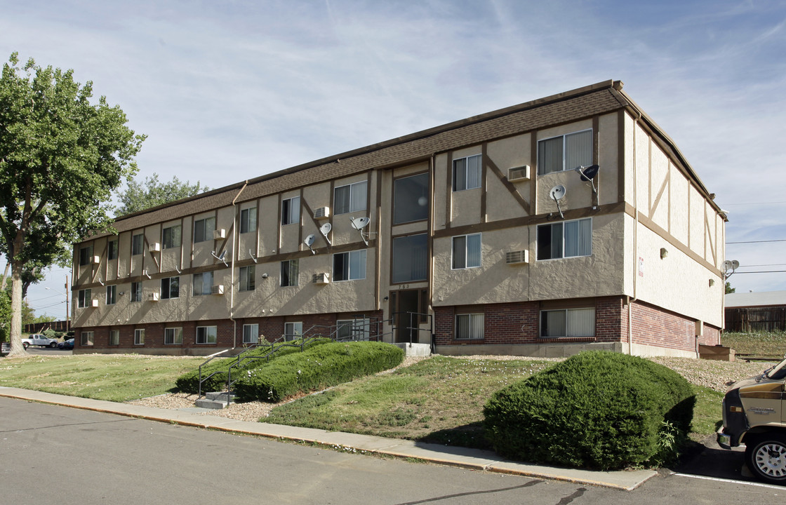 Pinetree Village in Denver, CO - Foto de edificio