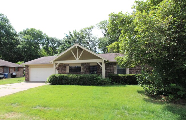 305 SW 10th St in Bentonville, AR - Foto de edificio - Building Photo
