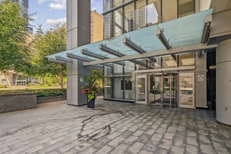 386 Yonge St in Toronto, ON - Building Photo - Building Photo