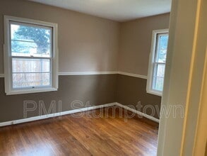 575 E Berkeley St in Gladstone, OR - Building Photo - Building Photo