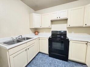 14424 Higgins Rd in San Antonio, TX - Building Photo - Building Photo