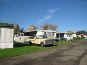 Sutherlin Estates Mobile Home Community in Sutherlin, OR - Building Photo - Building Photo