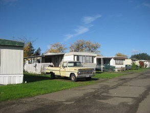 Sutherlin Estates Mobile Home Community in Sutherlin, OR - Foto de edificio - Building Photo