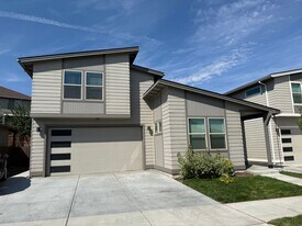 75 NE Cessna Dr in Bend, OR - Building Photo